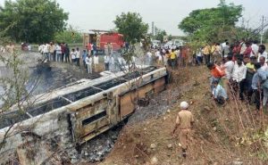 Read more about the article കര്‍ണാടകയില്‍ സ്വകാര്യ ബസിന് തീപിടിച്ചു; അപകടത്തെത്തുടര്‍ന്ന് ബസ് ആളിക്കത്തി : 7 മരണം