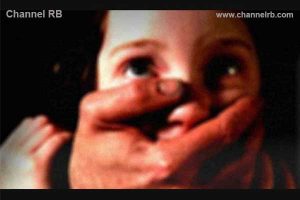 Read more about the article കുട്ടിയെ തട്ടിക്കൊണ്ടു പോകാന്‍ ശ്രമിച്ച നാടോടി സ്ത്രീ പിടിയിലായി; ഓടിച്ചിട്ട് പിടിച്ചത് തൊഴിലുറപ്പ് തൊഴിലാളികള്‍, പോലീസ് അന്വേഷണം ആരംഭിച്ചു