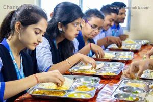 Read more about the article സ്‌കൂളില്‍ മാത്രമല്ല, കോളേജ് വിദ്യാര്‍ത്ഥികള്‍ക്കും സൗജന്യഭക്ഷണം; കൂടാതെ,​ കൃഷിപ്പണിക്കിറങ്ങിയാല്‍ മണിക്കൂറിന് 100 രൂപ പ്രതിഫലവും