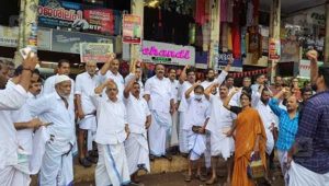 Read more about the article എസ്.എഫ്.ഐയുടെ ആക്രമണത്തിനെതിരെ  സംസ്ഥാന വ്യാപക പ്രതിഷേധവുമായി കോണ്‍ഗ്രസ്;  പല ഇടങ്ങളിലും സംഘർഷാവസ്ഥ; എ.കെ.ജി സെന്‍ററിന് കനത്ത സുരക്ഷ