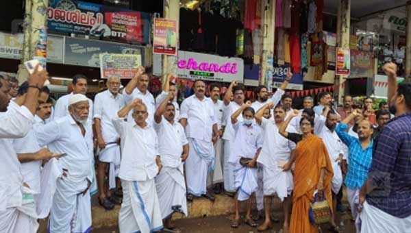 Read more about the article എസ്.എഫ്.ഐയുടെ ആക്രമണത്തിനെതിരെ  സംസ്ഥാന വ്യാപക പ്രതിഷേധവുമായി കോണ്‍ഗ്രസ്;  പല ഇടങ്ങളിലും സംഘർഷാവസ്ഥ; എ.കെ.ജി സെന്‍ററിന് കനത്ത സുരക്ഷ