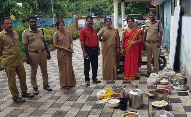 Read more about the article ഹോട്ടലുകളിൽ പരിശോധനയുമായി കാഞ്ഞങ്ങാട് നഗരസഭയുടെ ആരോഗ്യ വിഭാഗം;  പഴകിയ ഭക്ഷണങ്ങള്‍ പിടികൂടി