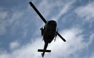 Read more about the article ലാന്‍ഡ് ചെയ്യാനുള്ള ശ്രമത്തിനിടെ നിയന്ത്രണം വിട്ട ഹെലികോപ്റ്റര്‍ കടലില്‍ വീണു; അപകടം നടന്നത് മുംബൈ തീരത്ത് നിന്ന് 50 നോട്ടിക്കല്‍ മൈല്‍ അകലെ