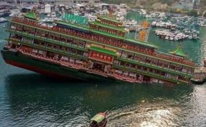 Read more about the article കാലാവസ്ഥ പ്രതികൂലമായി; ഹോങ്കോങ്ങിലെ പ്രശസ്തമായ ജംബോ ആഡംബര ഹോട്ടല്‍ കടലില്‍ മുങ്ങി