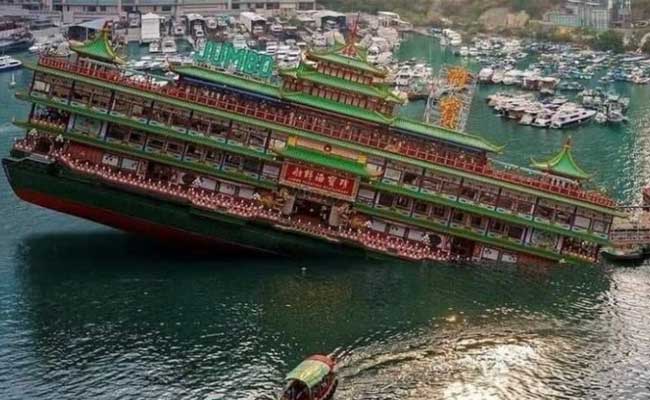 Read more about the article കാലാവസ്ഥ പ്രതികൂലമായി; ഹോങ്കോങ്ങിലെ പ്രശസ്തമായ ജംബോ ആഡംബര ഹോട്ടല്‍ കടലില്‍ മുങ്ങി