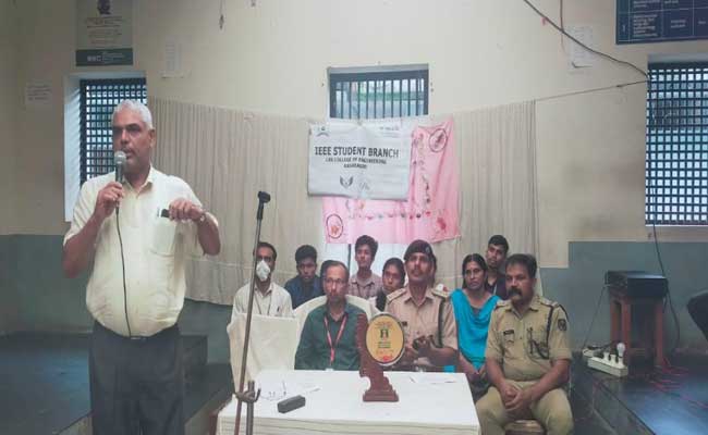 Read more about the article പ്രകാശം പരത്താന്‍ ജയില്‍ അന്തേവാസികള്‍;  ഹോസ്ദുര്‍ഗ്ഗ് ജില്ലാ ജയിലില്‍ എല്‍.ഇ.ഡി ബള്‍ബ് അസംബ്ലിംഗ് പരിശീലനം സംഘടിപ്പിച്ചു