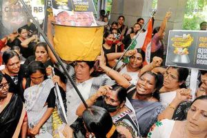 Read more about the article ബിരിയാണി ചെമ്പുമായി മ​ഹി​ള   കോ​ൺ​ഗ്ര​സ് മാർച്ച്‌ നടത്തി;                                        മു​ഖ്യ​മ​ന്ത്രി​യു​ടെ രാ​ജി ആ​വ​ശ്യ​പ്പെ​ട്ട് കലക്ടറേറ്റിന് അകത്ത് കയറി മഹിള പ്രവർത്തകർ