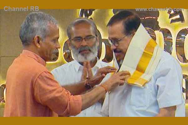 Read more about the article അവര്‍ വിളിച്ചാല്‍ പോവണ്ടേ?, തൻ്റെത് മുസ്‌ലിം ലീഗ് നിലപാട്; ആര്‍.എസ്‌.എസ്സുമായി വേദി പങ്കിട്ടതിനെ ന്യായീകരിച്ച്‌ കെ.എന്‍.എ ഖാദര്‍, സംഭവം വിവാദത്തിൽ