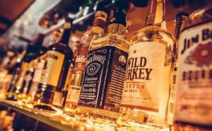 Read more about the article മദ്യം തെരഞ്ഞെടുത്ത് വാങ്ങുന്ന മാതൃകയിലേക്ക് മാറുന്നു; കേരളത്തിൽ ഇനി ബിവറേജസ് ഔട്ട്ലെറ്റുകള്‍ക്ക് മുന്നില്‍ ക്യൂ നിന്ന് മദ്യം വാങ്ങുന്നത് ഒഴിവാക്കും