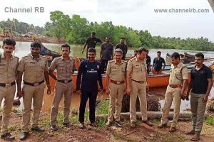 Read more about the article പോലീ​സി​ന്‍റെ ക​ണ്ണു​വെ​ട്ടി​ക്കാ​നു​ള്ള ത​ന്ത്ര​ങ്ങ​ളു​മാ​യി മ​ണ​ല്‍​കടത്ത്; നടപടി ശക്തമാക്കി പോലീസ്, അഞ്ച്‌ തോണികൾ പിടികൂടി