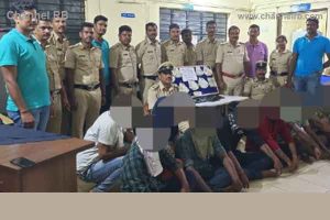 Read more about the article കൃത്രിമ വാഹനാപകടം സൃഷ്ടിച്ച്‌ കവര്‍ച്ച; എട്ടു മലയാളികള്‍ കർണാടകയിൽ അറസ്റ്റില്‍, രണ്ടര ലക്ഷത്തോളം രൂപയോളം കൊള്ളയടിച്ചു