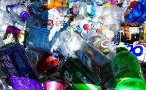 Read more about the article പ്ലാസ്റ്റിക് പതാകകള്‍, മിഠായി കവറുകള്‍, ഐസ്‌ക്രീം പാക്കുകള്‍ എന്നിവ ഇനിയില്ല; നിരോധനപരിധിയിൽ വരുന്ന ഒറ്റത്തവണ ഉപയോഗത്തിനുള്ള പ്ലാസ്റ്റിക് ഉത്പന്നങ്ങൾ ഏതൊക്കെ എന്നറിയാം