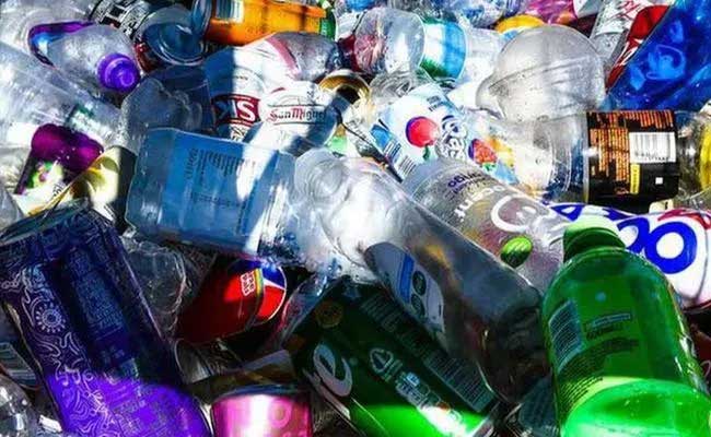 Read more about the article പ്ലാസ്റ്റിക് മാലിന്യങ്ങൾ ശേഖരിക്കുന്നവർക്ക് സ്വർണ നാണയം നൽകും; വാഗ്ദാനവുമായി ഒരു പഞ്ചായത്ത്