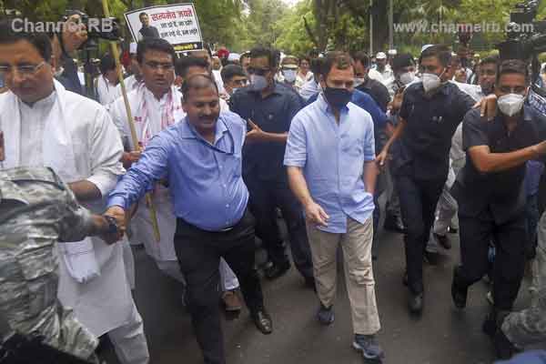 You are currently viewing കാല്‍നടയായി രാഹുല്‍ ഇ.ഡിയുടെ ഓഫീസിലേക്ക്; ഡല്‍ഹിയില്‍ വന്‍ പ്രതിഷേധം, ദേശീയ അന്വേഷണ ഏജന്‍സികളെ കേന്ദ്രസര്‍ക്കാര്‍ ദുരുപയോഗം ചെയ്യുകയാണെന്ന് കോണ്‍ഗ്രസ്