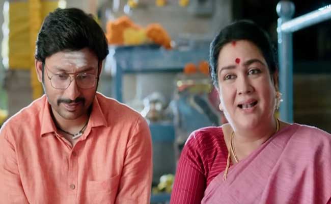 You are currently viewing സിനിമയെക്കുറിച്ചുള്ള എല്ലാം തന്നെ അറിയാവുന്ന വ്യക്തി; ഉർവശി ഇന്ത്യൻ സിനിമയുടെ നടിപ്പിന്‍ രാക്ഷസിയെന്ന്  ആർ.ജെ ബാലാജി