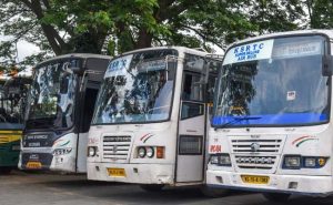 Read more about the article ജീവനക്കാരുടെ കണ്ണീർ ആരെങ്കിലും കാണണം; ബസുകൾ ക്ലാസ് മുറിയാക്കുന്നത് നിർത്തി സർവീസ് നേരെയാക്കാൻ ശ്രമിക്കൂ; ജീവനക്കാരുടെ ശമ്പളം വൈകുന്നതിൽ കെ.എസ്.ആർ.ടി.സിയോട് ഹൈക്കോടതി