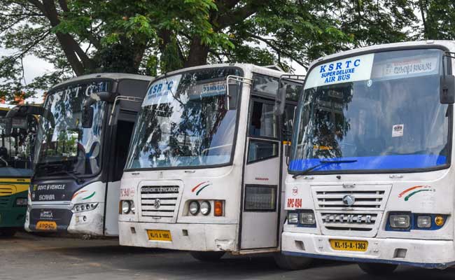 Read more about the article ജീവനക്കാരുടെ കണ്ണീർ ആരെങ്കിലും കാണണം; ബസുകൾ ക്ലാസ് മുറിയാക്കുന്നത് നിർത്തി സർവീസ് നേരെയാക്കാൻ ശ്രമിക്കൂ; ജീവനക്കാരുടെ ശമ്പളം വൈകുന്നതിൽ കെ.എസ്.ആർ.ടി.സിയോട് ഹൈക്കോടതി