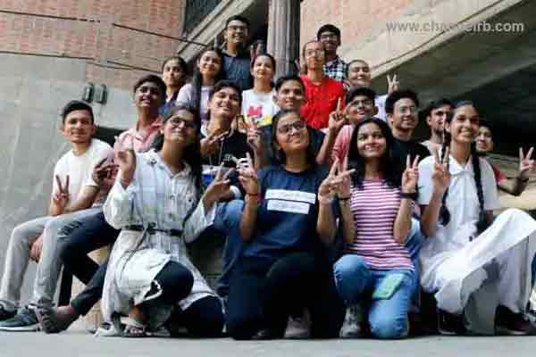 Read more about the article നൂറുശതമാനം വിജയം നേടി ജില്ലയിൽ 122 സ്‌കൂളുകൾ; ഇക്കൊല്ലത്തെ നേട്ടം ഓൺലൈൻ വിദ്യാഭ്യാസത്തിൻ്റെ കരുത്തിൽ, വിദ്യാർത്ഥികൾക്ക് അഭിനന്ദന പ്രവാഹം