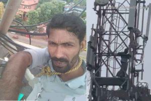 Read more about the article പിണറായി വിജയൻ സാർ…, പോലീസ് ജീവിക്കാൻ അനുവദിക്കുന്നില്ല; മൊബൈൽ ടവറിൽ കയറി ആത്മഹത്യ ഭീഷണി മുഴക്കി യുവാവ്