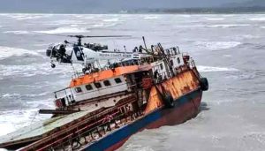 Read more about the article യു.എ.ഇയില്‍ നിന്നുള്ള കപ്പല്‍ അപകടത്തില്‍പ്പെട്ടു; രക്ഷിച്ച് ഇന്ത്യന്‍ കോസ്റ്റ് ഗാര്‍ഡ്