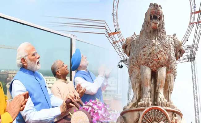 You are currently viewing സിംഹങ്ങളുടെ പല്ലുകള്‍ പുറത്തുകാണുന്ന രീതിയിൽ;  മോദി അനാച്ഛാദനം ചെയ്ത അശോകസ്തംഭത്തിലെ സിംഹങ്ങളെച്ചൊല്ലി പുതിയ വിവാദം