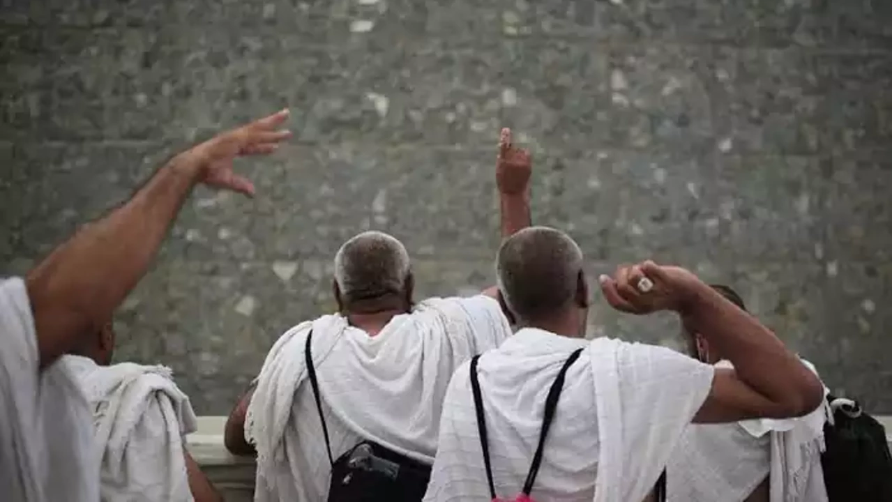 Read more about the article പുണ്യം തേടി വിശ്വാസികൾ ; മിനായില്‍ കല്ലേറ് കര്‍മം ആരംഭിച്ചു