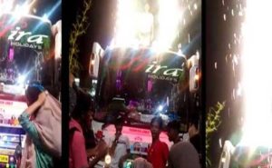 Read more about the article കോളേജിൽ നിന്നുള്ള വിനോദയാത്രയ്ക്ക് മുൻപായി  പൂത്തിരി കത്തിച്ച് ആഘോഷം; ബസിന് തീപിടിച്ചു;  ഒഴിവായത് വന്‍ അപകടം