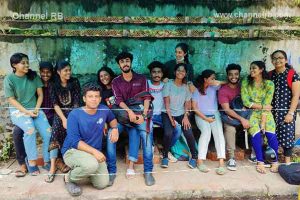 Read more about the article അടുത്ത് ഇരിക്കരുത് എന്നല്ലേ ഉള്ളൂ? മടീല്‍ ഇരിക്കാലോല്ലെ; ബസ് കാത്തിരിപ്പ് ബെഞ്ച് വെട്ടിപ്പൊളിച്ച്‌ സാമൂഹിക വിരുദ്ധര്‍, പെണ്‍കുട്ടികള്‍ ആണ്‍കുട്ടികളുടെ മടിയില്‍ ഇരുന്ന് പ്രതിഷേധം