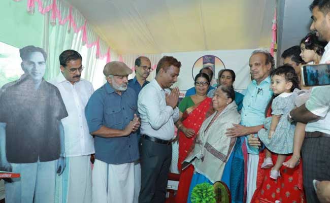 Read more about the article ആസാദിക അമൃത് മഹോത്സവ്;  എ. കെ. ജിയെ കണ്ണൂർ ജില്ലാ ഭരണ സംവിധാനം ആദരിച്ചു; മകൾ ലൈല ആദരം ഏറ്റുവാങ്ങി