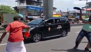 Read more about the article ആലുവയില്‍ മുഖ്യമന്ത്രിക്ക് നേരെ കരിങ്കൊടി; യൂത്ത് കോണ്‍ഗ്രസുകാരൻ കാറിൻ്റെ ഗ്ലാസിൽ അടിച്ച് ആക്രോശിച്ചു, വന്‍ സുരക്ഷാവീഴ്‌ച പ്രതിഷേധക്കാര്‍ അറസ്റ്റില്‍