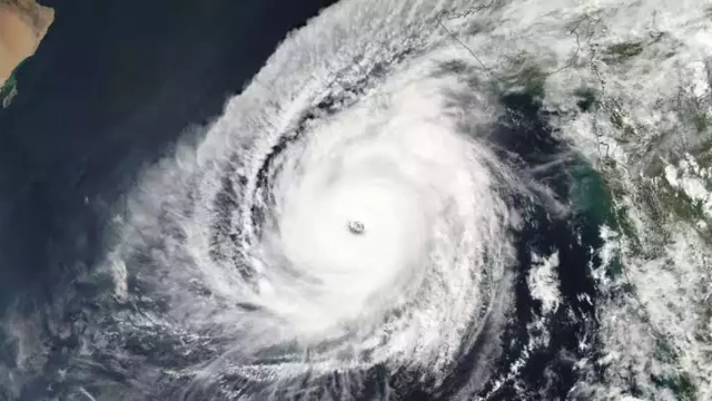 You are currently viewing കോഴിക്കോട് വെള്ളയില്‍ ഹാര്‍ബറില്‍ ചുഴലിക്കാറ്റ്; ബോട്ടുകൾക്ക് തകരാറ്