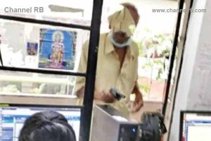 Read more about the article കളക്‌ട്രേറ്റ് ജീവനക്കാര്‍ക്ക് നേരെ നിറതോക്ക് ചൂണ്ടി വയോധികന്‍; നല്ല കണ്ടീഷന്‍ തോക്കാണ് ലൈസന്‍സ് തരണം