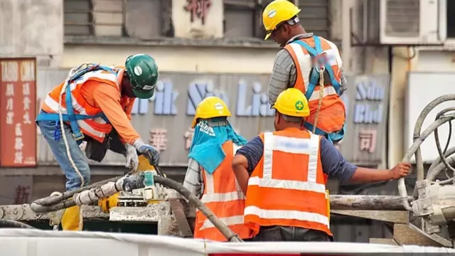 You are currently viewing കുവൈറ്റിൽ ജോലി ഉപേക്ഷിക്കുന്ന 60 വയസ്സ് പിന്നിട്ട തൊഴിലാളികളുടെ എണ്ണത്തിൽ വർദ്ധനവ്