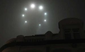 Read more about the article ചലിക്കുന്ന എട്ട് പ്രകാശദീപങ്ങൾ വൃത്താകൃതിയിൽ; ഇസ്രയേലിൽ ആകാശത്ത്  ദുരൂഹ പ്രകാശവൃത്തം: അന്യഗ്രഹപേടകമെന്ന് സംശയം