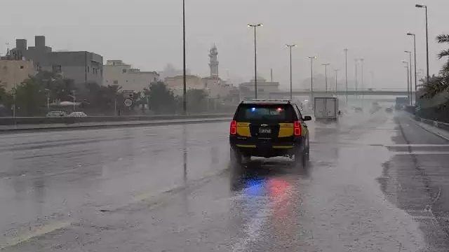 Read more about the article ഒമാനിൽ മഴ തുടരും;  ജാഗ്രത വേണമെന്ന് നിർദേശം