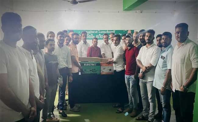Read more about the article മുസ്‌ലിം യൂത്ത് ലീഗ് വൈറ്റ് ഗാർഡിന് യന്ത്രസാമഗ്രികളും  ഉപഹാരവും കൈമാറി മുളിയാർ പഞ്ചായത്ത് കെ.എം.സി.സി
