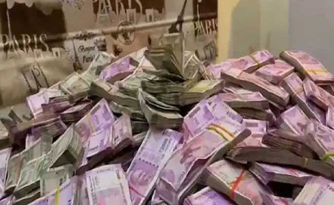 Read more about the article വൻ കുഴല്‍പ്പണ വേട്ട; മഞ്ചേശ്വരത്ത് കർണാടക ആർ.ടി.സി  ബസില്‍ നിന്നും കണ്ടെത്തിയത് 36 ലക്ഷം രൂപ