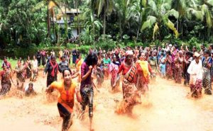 Read more about the article നാട്ടുപാട്ടുകളും ഞാറ്റു പാട്ടുകളും അടമ്പ് വയലേലകളില്‍ മുഴങ്ങി; ചെളിക്കണ്ടത്തില്‍ ആടിപ്പാടിത്തിമിര്‍ത്ത് കാഞ്ഞങ്ങാട് നഗരസഭാ കുടുംബശ്രീ ഫസ്റ്റ് മഴപ്പൊലിമ