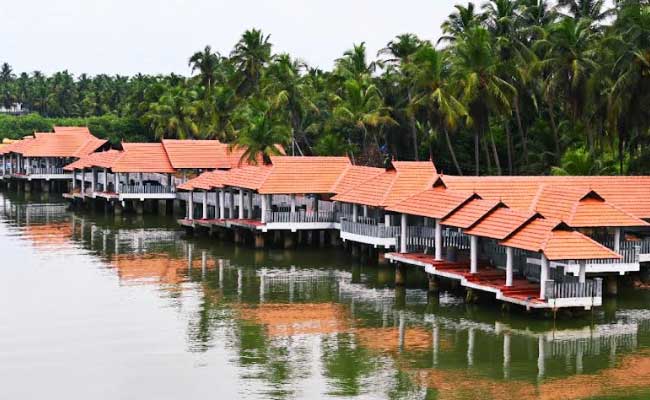 Read more about the article കായല്‍ ടൂറിസത്തിന് മാറ്റുകൂട്ടാന്‍ വഞ്ചി വീട്;  നീലേശ്വരം കോട്ടപ്പുറം ബോട്ട് ടെര്‍മിനല്‍ നിര്‍മ്മാണം അന്തിമഘട്ടത്തില്‍