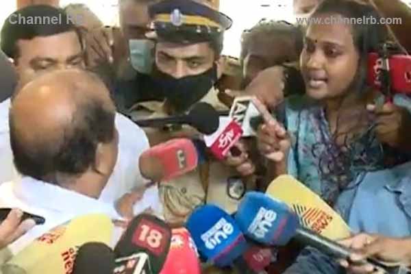 You are currently viewing അറസ്റ്റ് ചെയ്ത ശേഷവും പി.സി ജോര്‍ജിൻ്റെ അപമാനശ്രമം; അപമര്യാദയോടെ പെരുമാറിയത് മാധ്യമ പ്രവര്‍ത്തകയോട്