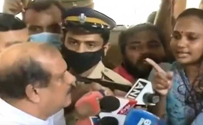 Read more about the article അറസ്റ്റിലായ പിന്നാലെ മാധ്യമപ്രവർത്തകയെ അധിക്ഷേപിച്ച് സംസാരം; പി. സി ജോർജിനെതിരെ പ്രതിഷേധവുമായി  മാധ്യമപ്രവർത്തകരും; സംഭവം ഇങ്ങനെ