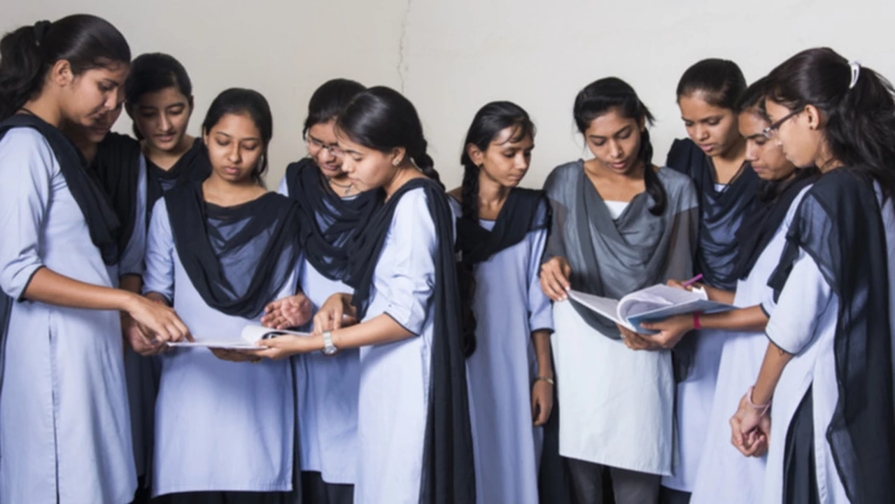 You are currently viewing പ്ലസ് വണ്‍ പ്രവേശനം തിങ്കളാഴ്ച ആരംഭിക്കും; ആവശ്യമായ ജില്ലകളിൽ സീറ്റ് കൂട്ടും 