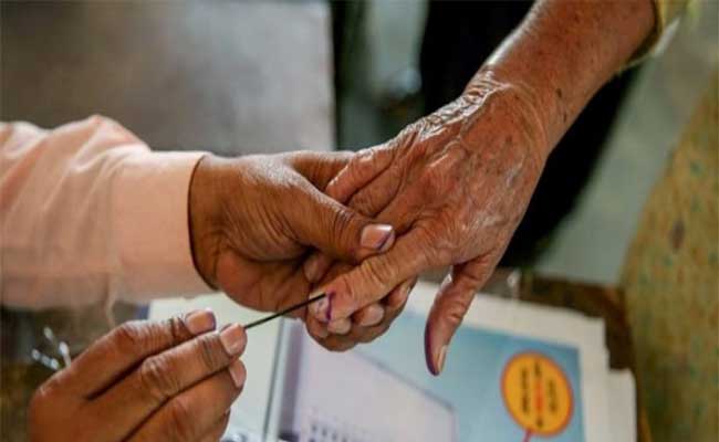 You are currently viewing തദ്ദേശ സ്ഥാപനങ്ങളിലേക്കുള്ള ഉപ തെരഞ്ഞെടുപ്പ്; കാസർകോട്  ജില്ലയില്‍. കനത്ത പോളിങ്