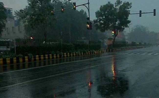 Read more about the article കാസർകോട് ജില്ലയിൽ കനത്ത മഴ തുടരുന്നു; നീലേശ്വരം പാലായിലും പരിസരങ്ങളിലും വീടുകളിൽ വെള്ളം കയറി; മധൂർ ക്ഷേത്ര പരിസരം വെള്ളത്തിനടിയിൽ