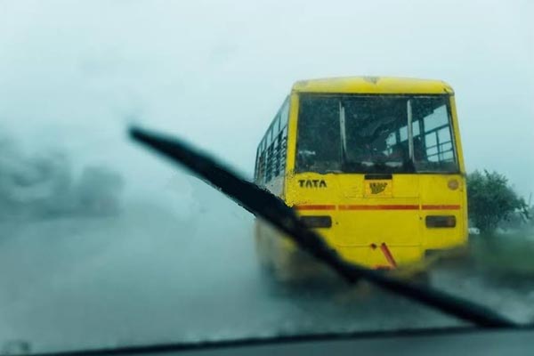 Read more about the article ഓടുന്ന സ്‌കൂൾ ബസില്‍ നിന്നും എല്‍.കെ.ജി വിദ്യാര്‍ത്ഥി തെറിച്ചു വീണു; ഡ്രൈവറും ജീവനക്കാരും അറിഞ്ഞത് കാറിലെത്തിയവര്‍ ബസ് തടഞ്ഞപ്പോള്‍