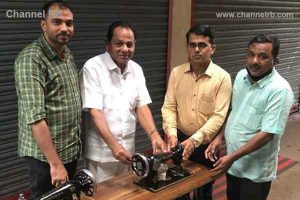 Read more about the article പാവങ്ങൾക്ക് സ്വയം തൊഴിൽ; സ്ത്രീകൾക്ക് തയ്യൽ മെഷീൻ വിതരണം ചെയ്തു