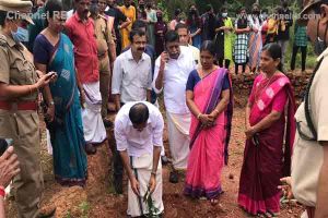 Read more about the article വന മഹോത്സവം; ജില്ലയിൽ വിപുലമായ പരിപാടികൾ; ജില്ലാതല ഉദ്ഘാടനം ഇരിയണ്ണി സ്‌കൂളിൽ നടന്നു