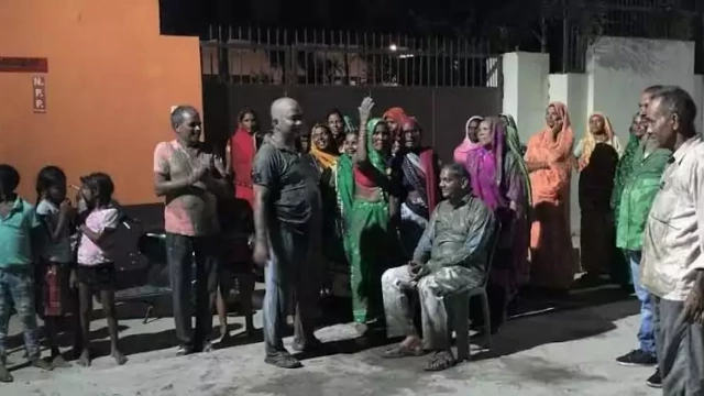 You are currently viewing മഴ വേണം; യുപിയിൽ ദേവനെ പ്രീതിപ്പെടുത്താൻ എംഎൽഎയെ ചെളിയിൽ കുളിപ്പിച്ച് സ്ത്രീകൾ