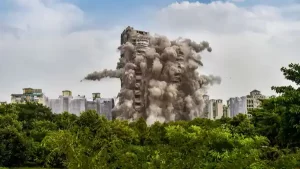 Read more about the article ചട്ടങ്ങൾ ലംഘിച്ചുള്ള നിർമ്മാണം; നോയിഡയിലെ ഇരട്ട ഫ്‌ളാറ്റുകൾ നിയന്ത്രിത സ്‌ഫോടനത്തിലൂടെ പൊളിച്ചു നീക്കി