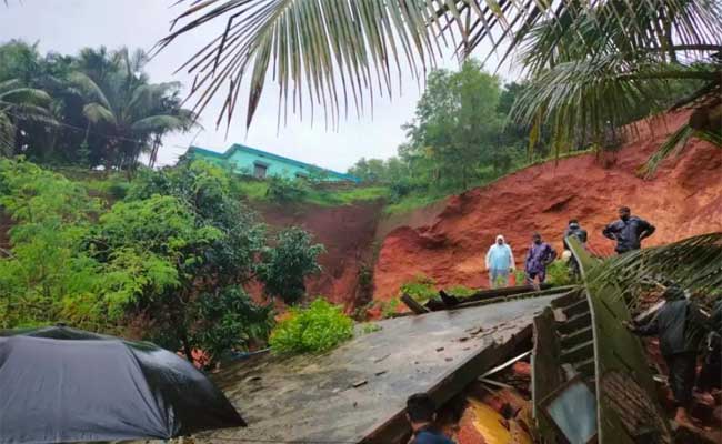 Read more about the article കനത്ത മഴ; കർണാടക ബട്കലിൽ വീടിന് മുകളിൽ കുന്നിടിഞ്ഞ് വീണു; ഒരു കുടുംബത്തിലെ നാല് പേർ മരിച്ചു